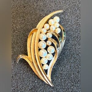 Vintage Brooch: Crown Trifari Gold Tone with Pearls circa 1960s
